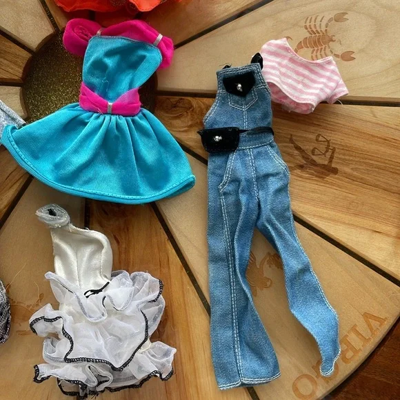 11 vintage Barbie outfits - Picture 3 of 5